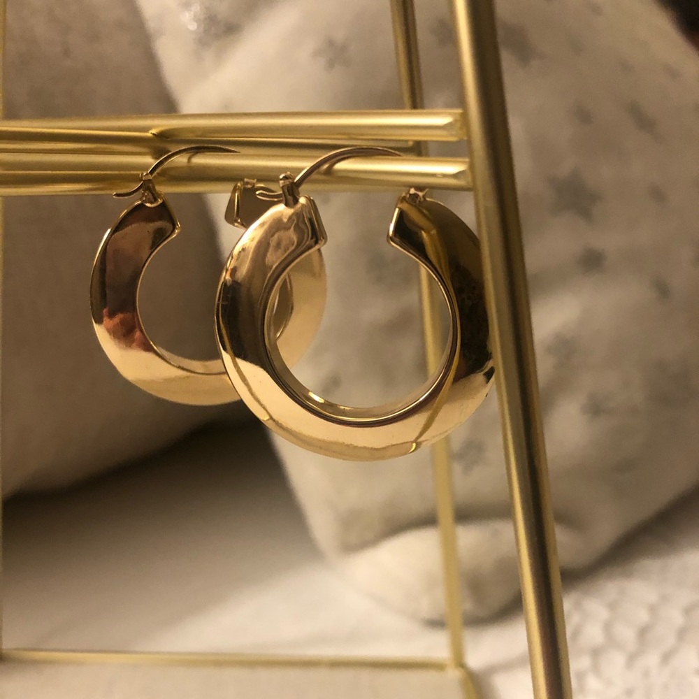 Wide hoops earrings.